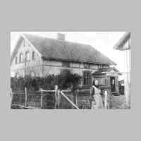 022-0255 Frau Minna Kuehn, geb. Timmler vor der Hofseite ihres Hauses. Das Haus steht auf der linken Strassenseite an der Strasse von Goldbach nach Uderhoehe..jpg